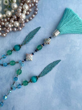 Afbeelding in Gallery-weergave laden, Diverse juwelen Lange blauwe halsketting met franje Blauwe lange halsketting | Blauewe sieraad | Blauw juweel | Lange ketting met franje | Blauwe accessoires | Blauw accent | Zommer accessoires 
