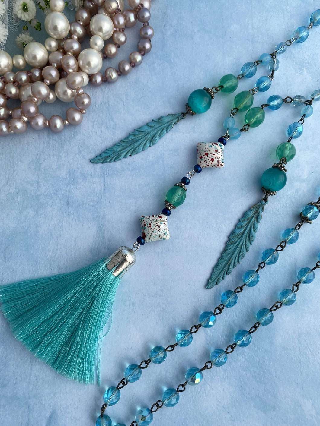 Diverse juwelen Lange blauwe halsketting met franje Blauwe lange halsketting | Blauewe sieraad | Blauw juweel | Lange ketting met franje | Blauwe accessoires | Blauw accent | Zommer accessoires 