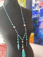 Afbeelding in Gallery-weergave laden, Diverse juwelen Lange blauwe halsketting met franje Blauwe lange halsketting | Blauewe sieraad | Blauw juweel | Lange ketting met franje | Blauwe accessoires | Blauw accent | Zommer accessoires 
