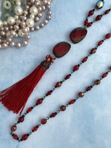 Diverse juwelen Lange rode halsketting met franje Rode lange halsketting | Rood sieraad | Rood juweel | Lange ketting met franje | Rode accessoires | Rood accent | Zommer accessoires 
