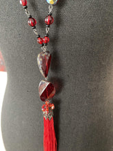 Afbeelding in Gallery-weergave laden, Diverse juwelen Lange rode halsketting met franje Rode lange halsketting | Rood sieraad | Rood juweel | Lange ketting met franje | Rode accessoires | Rood accent | Zommer accessoires 
