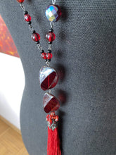 Afbeelding in Gallery-weergave laden, Diverse juwelen Lange rode halsketting met franje Rode lange halsketting | Rood sieraad | Rood juweel | Lange ketting met franje | Rode accessoires | Rood accent | Zommer accessoires 
