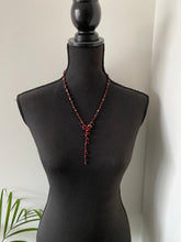 Afbeelding in Gallery-weergave laden, Diverse juwelen Rode Statement ketting met trosje Rode Statement ketting Rood Bordeaux ketting Rood sieraden
