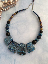 Afbeelding in Gallery-weergave laden, Diverse juwelen Unieke ketting met blauwe natuurstenen Unieke ketting met blauwe natuurstenen Choker blauw zwart Elegante ketting
