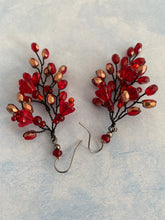 Afbeelding in Gallery-weergave laden, Earrings Lange rode oorbellen met bloemetjes en knopjes
