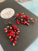 Afbeelding in Gallery-weergave laden, Earrings Lange rode oorbellen met bloemetjes en knopjes
