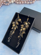 Afbeelding in Gallery-weergave laden, Earrings Zwart gouden oorbellen met Swarovski traan

