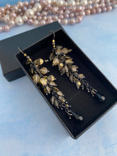Afbeelding in Gallery-weergave laden, Earrings Zwart gouden oorbellen met Swarovski traan
