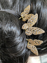Afbeelding in Gallery-weergave laden, Haarspelden Haarspeld met een glanzende vlinder Haarspeld met een glanzende vlinder Haarversiering met vlinders Bruids haarstijl Communie haar
