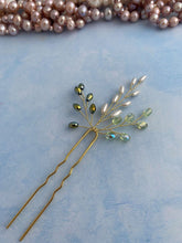 Afbeelding in Gallery-weergave laden, Haarspelden Haarspeld met pareltjes en groene kristal kralen Haarsieraad met blaadjes Haarspeld met pareltjes Haarpin met blaadjes
