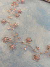 Afbeelding in Gallery-weergave laden, Haarsieraad met bloemetjes, trosjes en kristallen

