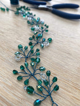 Afbeelding in Gallery-weergave laden, Haarstrengen Haarsieraad met emerald groene kralen, celebrity inspired hairstyle Haarsieraad Rood Communie haarversiering Rode haar accessoires Party haar accessoires rood 
