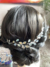 Afbeelding in Gallery-weergave laden, Haarstrengen Haarsieraad met glazen blaadjes Haarsieraad met blaadjes Haar accessoire met blaadjes Tiara bruids zilver
