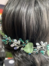 Afbeelding in Gallery-weergave laden, Haarstrengen Haarsieraad met groene blaadjes en kristallen druppels Haarsieraad met groene en kristallen druppels Bruids haaraccessoire zilver groen haarsieraden
