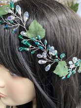 Afbeelding in Gallery-weergave laden, Haarstrengen Haarsieraad met groene blaadjes en kristallen druppels Haarsieraad met groene en kristallen druppels Bruids haaraccessoire zilver groen haarsieraden
