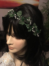 Afbeelding in Gallery-weergave laden, Haarstrengen Haarsieraad met groene blaadjes en pareltjes Haarsieraad met groene blaadjes en pareltjes Bruids haaraccessoire
