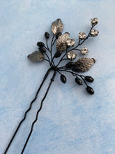Afbeelding in Gallery-weergave laden, Hair Pins Haarspeld met zwarte strass steentjes en blaadjes.

