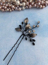 Afbeelding in Gallery-weergave laden, Hair Pins Haarspeld met zwarte strass steentjes en blaadjes.
