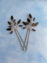 Afbeelding in Gallery-weergave laden, Hair Pins Haarspelden met bronskleurige blaadjes en glanzende knoppen Haarspelden met blaadjes en glanzende knoppen voor herfstbruiloften
