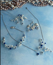 Afbeelding in Gallery-weergave laden, Jewelry Accessoires met glazen bloemen, witte en blauwe parelkraaltjes
