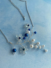Afbeelding in Gallery-weergave laden, Jewelry Accessoires met glazen bloemen, witte en blauwe parelkraaltjes
