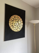 Afbeelding in Gallery-weergave laden, Kunst Schilderij met en contrast van diep zwarte achtergrond en glanzende gouden cirkel Abstracte schilderkunst zwart goud | abstract circle goud zwart
