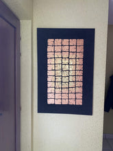Afbeelding in Gallery-weergave laden, Kunst Schilderij met en contrast van diep zwarte achtergrond en ritmisch patroon van vierkanten
