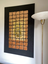 Afbeelding in Gallery-weergave laden, Kunst Schilderij met en contrast van diep zwarte achtergrond en ritmisch patroon van vierkanten
