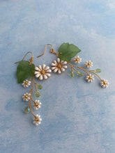 Afbeelding in Gallery-weergave laden, Oorbellen Lange lente oorbellen met bloemetjes en groene blaadjes Oorbellen met bloemetjes en blaadjes Zomer oorbellen met blaadjes
