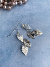 Afbeelding in Gallery-weergave laden, Oorbellen Lange oorbellen met blaadjes Oorbellen met blaadjes Bruids oorbellen Zomer accessoires met blaadjes
