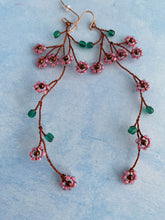 Afbeelding in Gallery-weergave laden, Oorbellen Lange oorbellen met bloemetjes en blaadjes Lange oorbellen met bloemetjes oorbellen Bloemen oorbellen zommer
