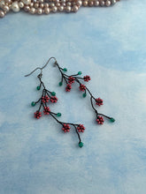 Afbeelding in Gallery-weergave laden, Oorbellen Lange oorbellen met rode bloemetjes en blaadjes Lange oorbellen met rode bloemetjes Oorbellen Bloemen Zommer juwelen
