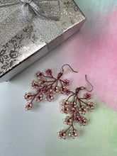 Afbeelding in Gallery-weergave laden, Oorbellen Lange oorbellen met rose bloemetjes Lange rose oorbellen met bloemetjes Kerstcadeau Rose bloem oorbellen Lange oorbellen met bloemen  Unieke oorbellen

