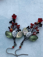 Afbeelding in Gallery-weergave laden, Oorbellen Lange zomer oorbellen met bloemen en blaadjes Zomer oorbellen met bloemen en blaadjes | bloemen oorbellen | rode oorbellen | bloemen oorbellen | lange bloem oorbellen | met blaadjes
