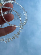 Afbeelding in Gallery-weergave laden, Oorbellen Oorbellen met Bergkristalen Bergkristalen oorbellen | Hoepel oorbellen helende | Bergkristal sieraden | Bergkristal accessories | luxe oorbellen | helende oorbellen
