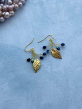 Afbeelding in Gallery-weergave laden, Oorbellen Oorbellen met blaadjes en kralen Lente oorbellen met blaadjes | blauwe oorbellen | something blue | goud blue oorbellen
