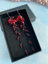 Afbeelding in Gallery-weergave laden, Oorbellen Rode oorbellen met schitterende kralen en kristallen Lange rode oorbellen Chandelier oorbellen rood Bruids sieraden Luxe oorbellen rode Trossen
